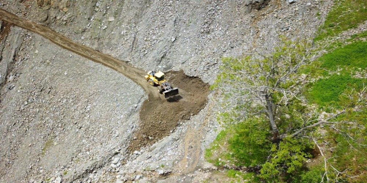Bitlis’te 15 köy yolu ve içme suyu hatı zarar gördü