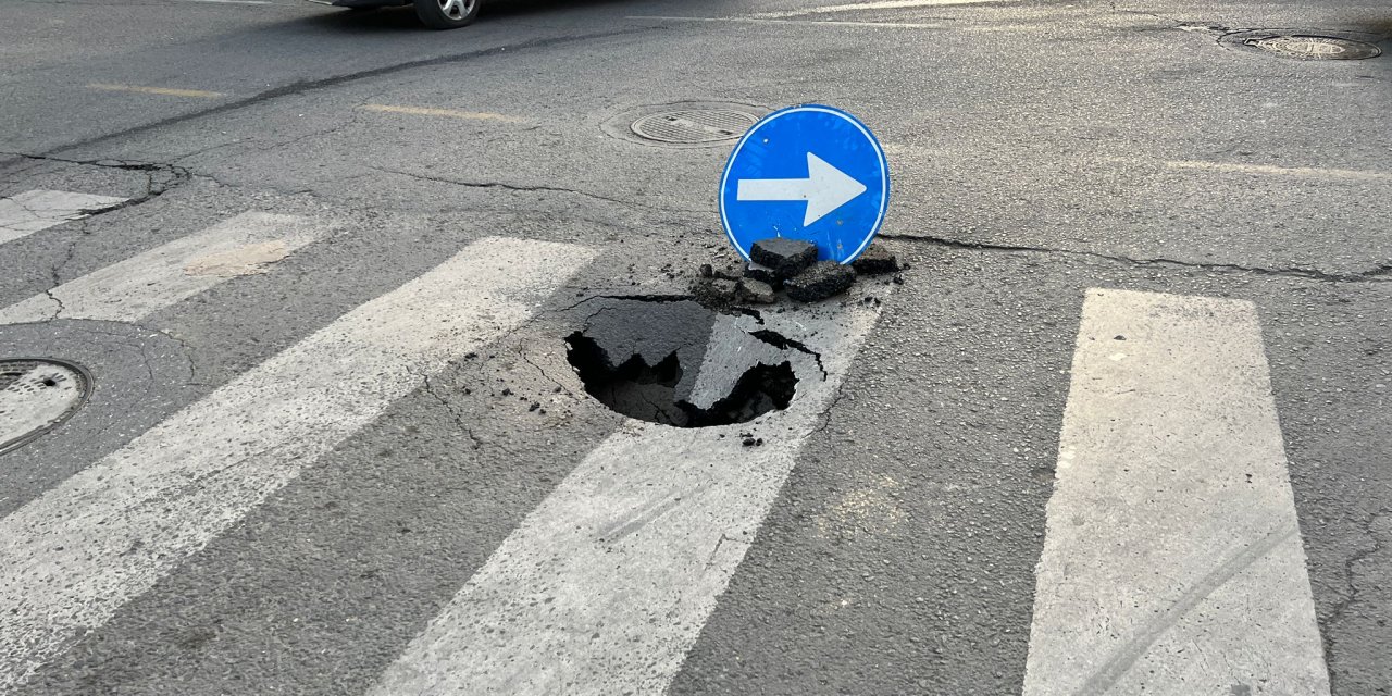 Diyarbakır’ın göbeğinde asfalt çöktü