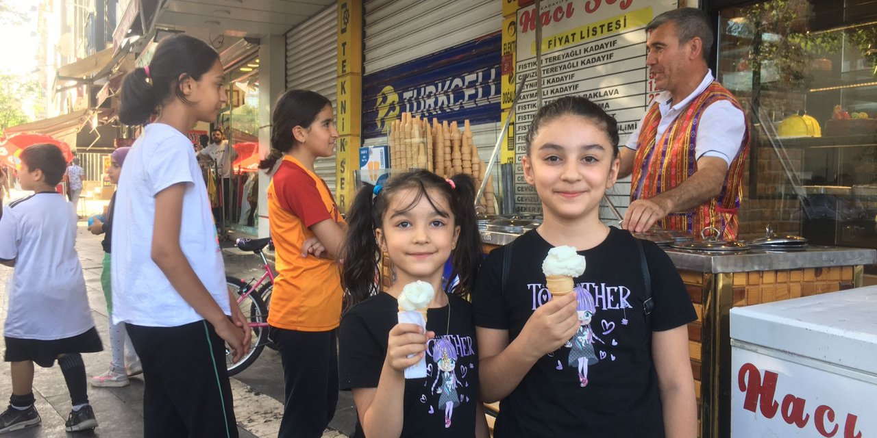 Hacı Seyid’den çocuklara dondurma ikramı