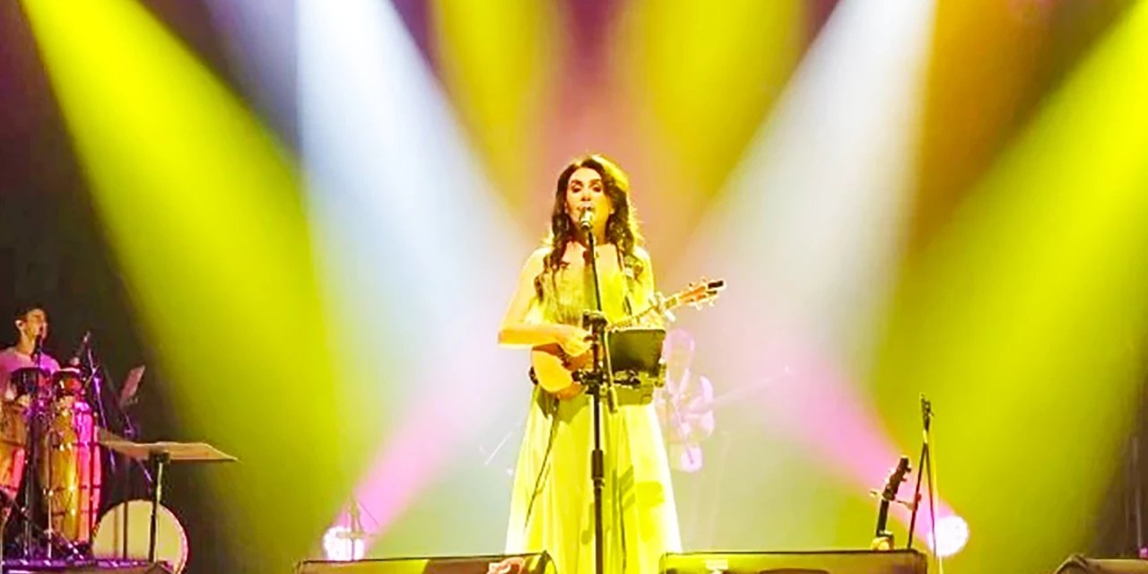 Rewşan Çeliker'in Mardian Mall'deki konserine yoğun ilgi