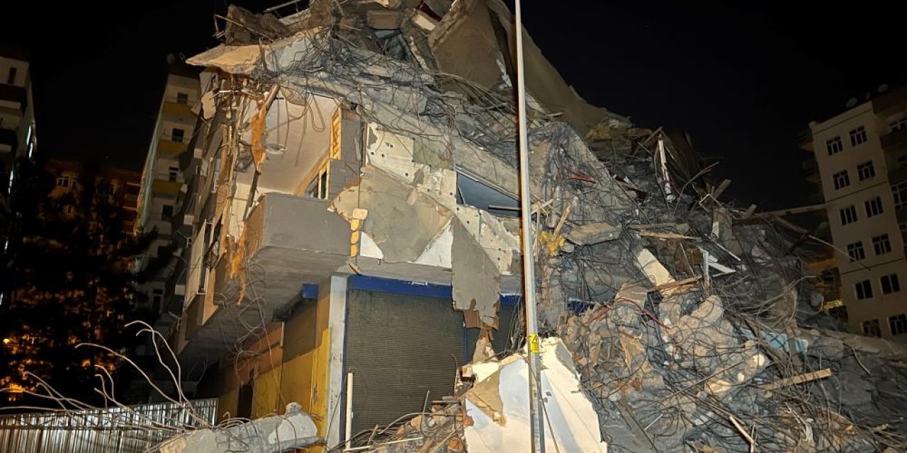 Diyarbakır’da ağır hasarlı bina kendiliğinden çöktü