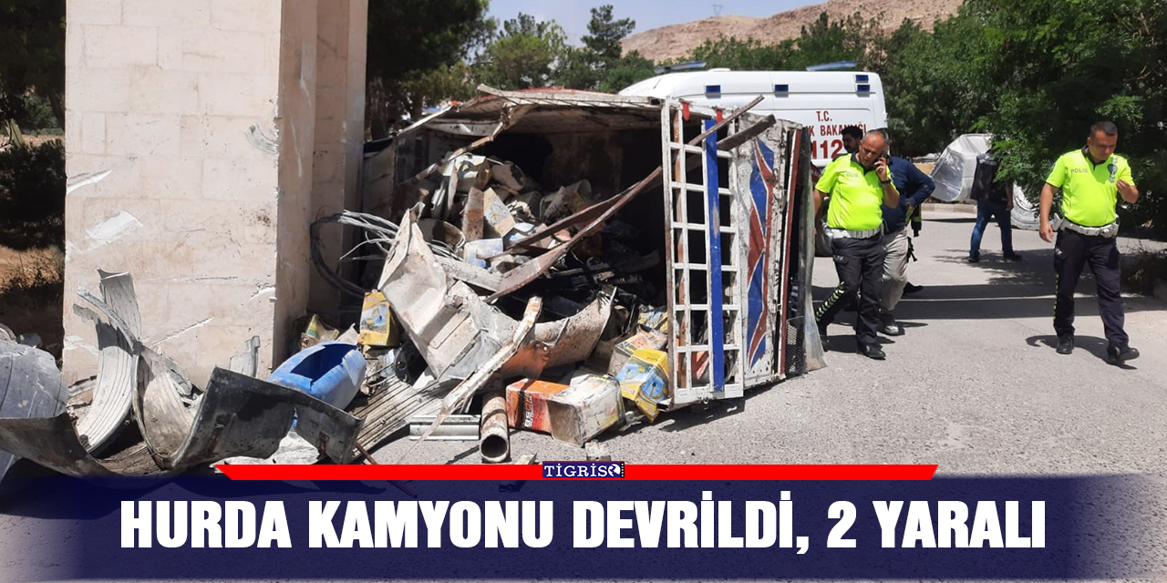 Hurda kamyonu devrildi, 2 yaralı