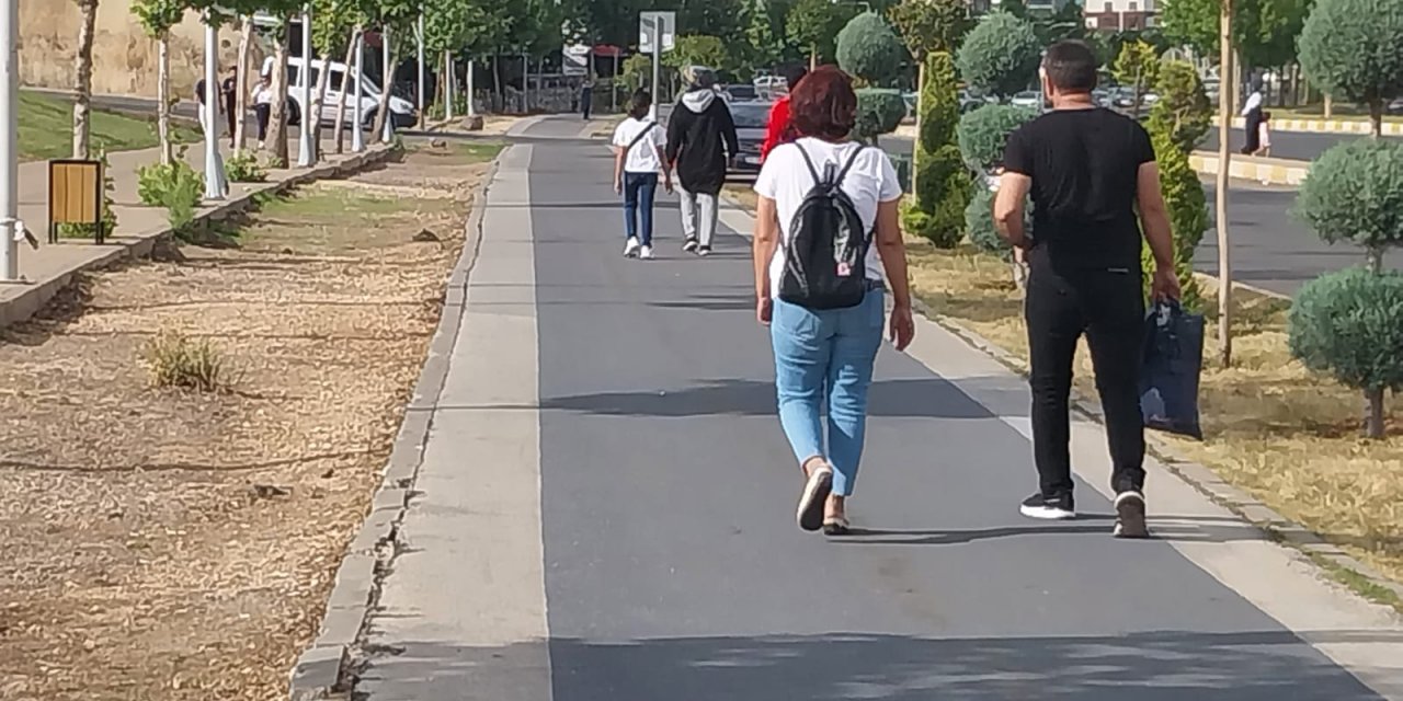 Diyarbakır’da bozuk yol ve kaldırım çilesi