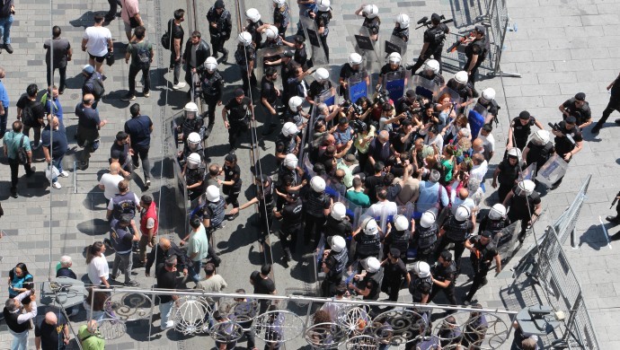 Cumartesi Annelerine Şampiyonlar ligi gözaltısı