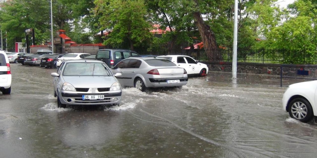 Cadde ve sokaklar sular altında kaldı