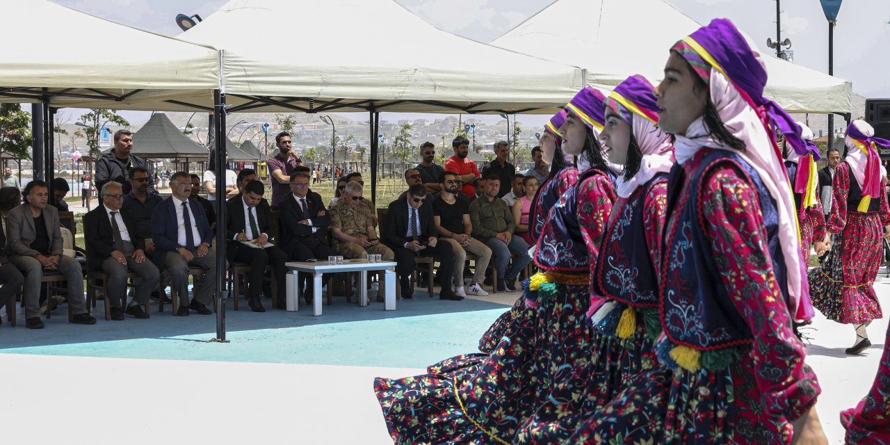 Van'da halk oyunları geçidi