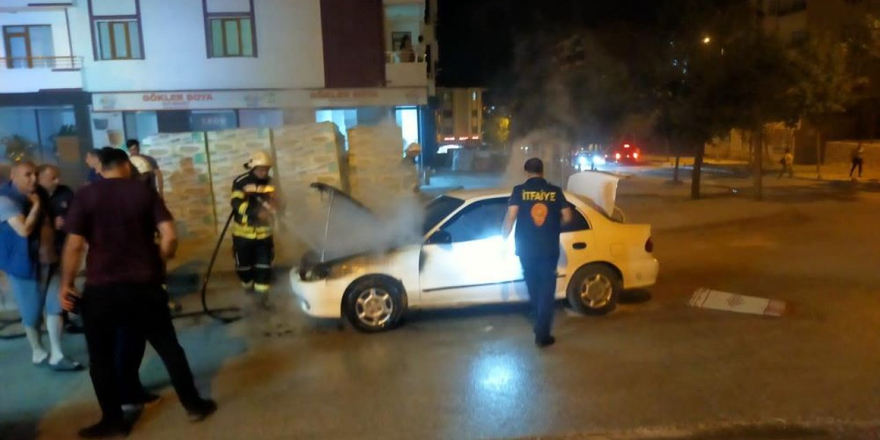 Seyir halindeki otomobil yandı