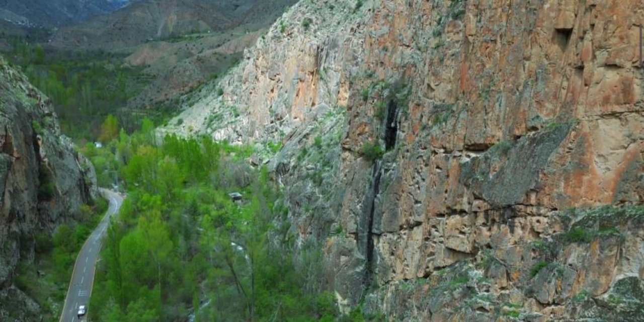 Uçurumdaki kapı gizemini koruyor!