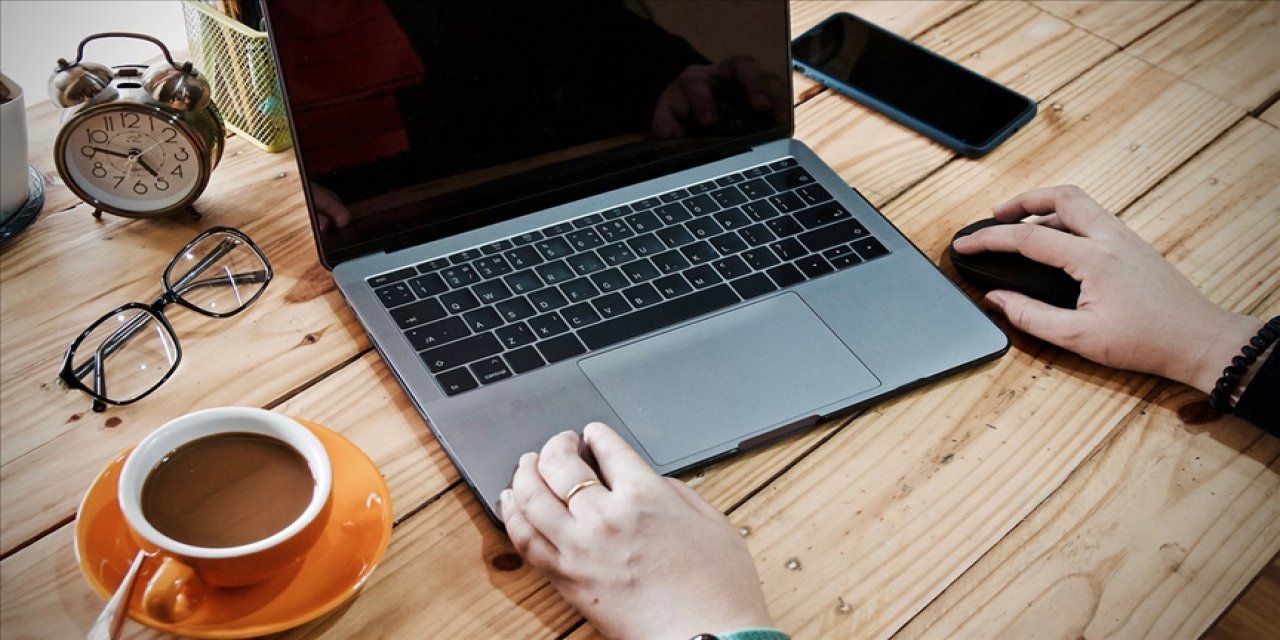 Araştırma: Uzun süre evden çalışma kalıcı şekil bozukluklarına sebep olabilir