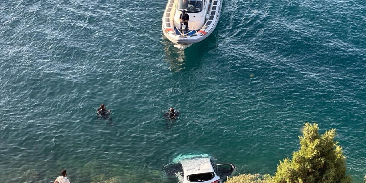 Van Gölü’ne uçan otomobildeki iki kişi öldü