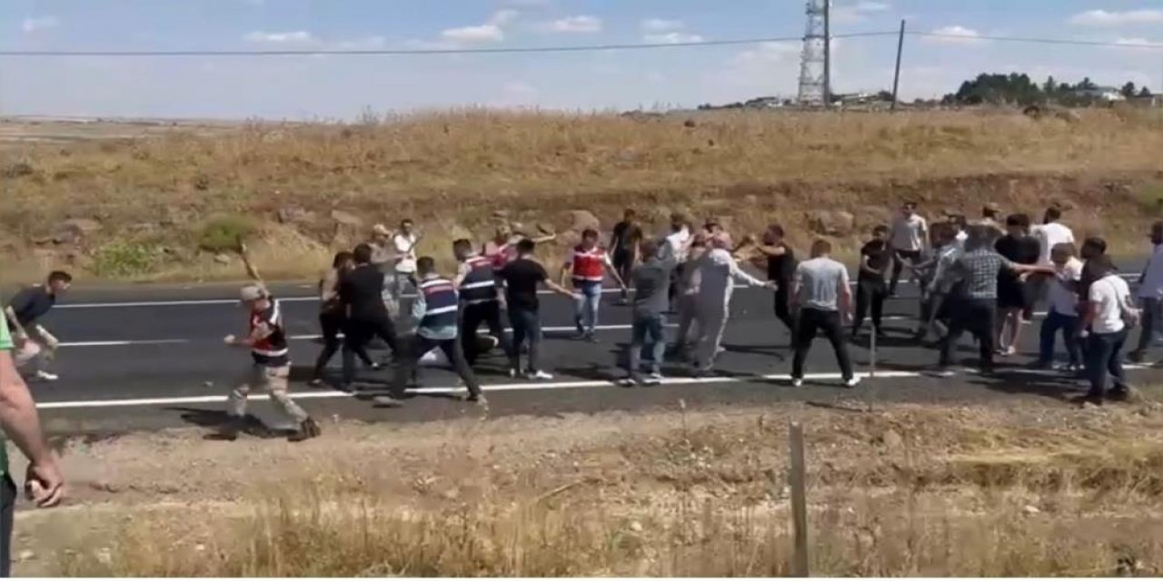 Sürücülerden yolu kesen kişiye meydan dayağı