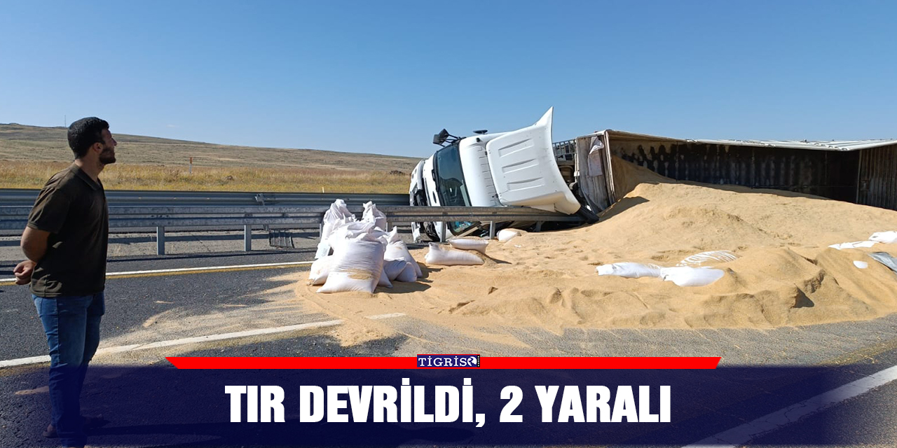Diyarbakır’da TIR devrildi, 2 yaralı