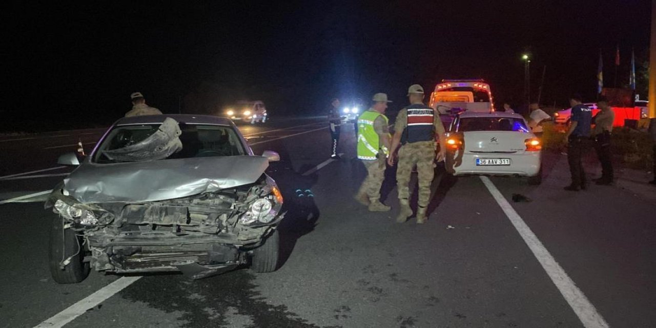 İki otomobilin çarpıştığı kazada 12 kişi yaralandı