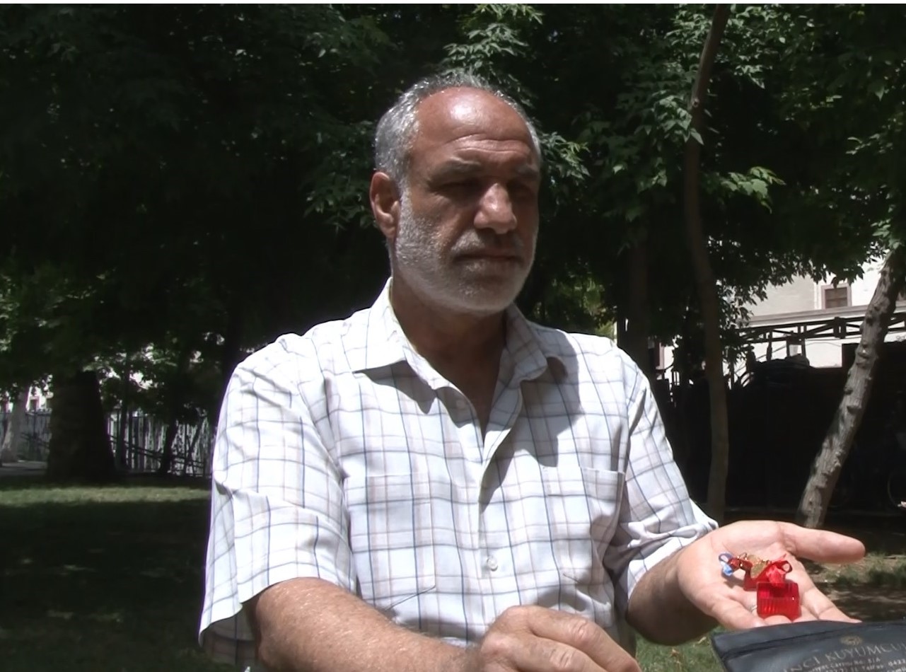 Deprem bölgesinde bulduğu altının sahibini arıyor