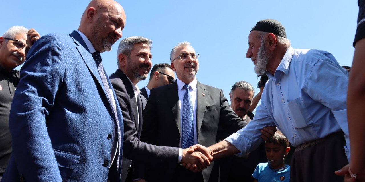 Bakan, depremzede çocuklara oyuncak dağıttı