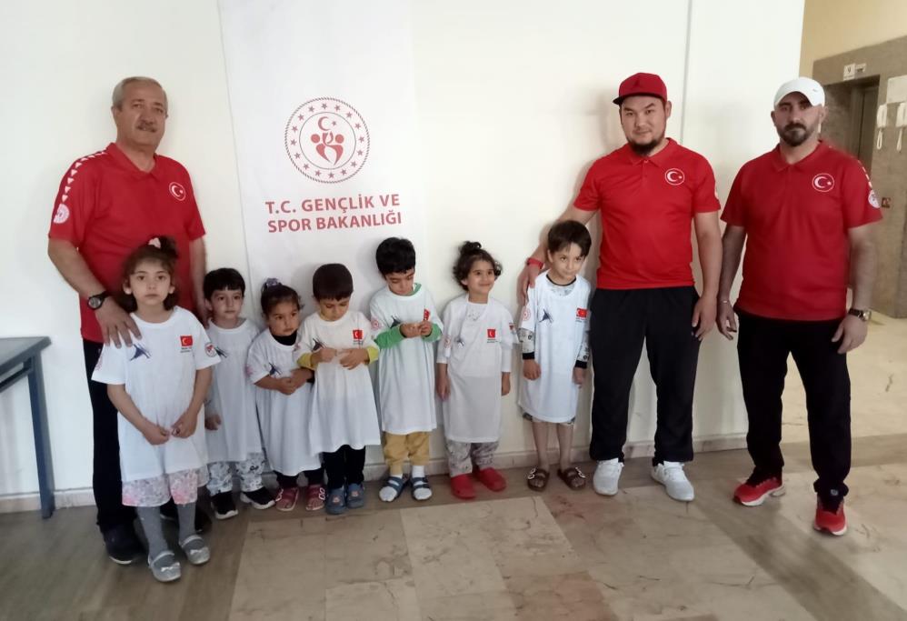 Short Track Milli Takımı depremzede çocukları unutmadı