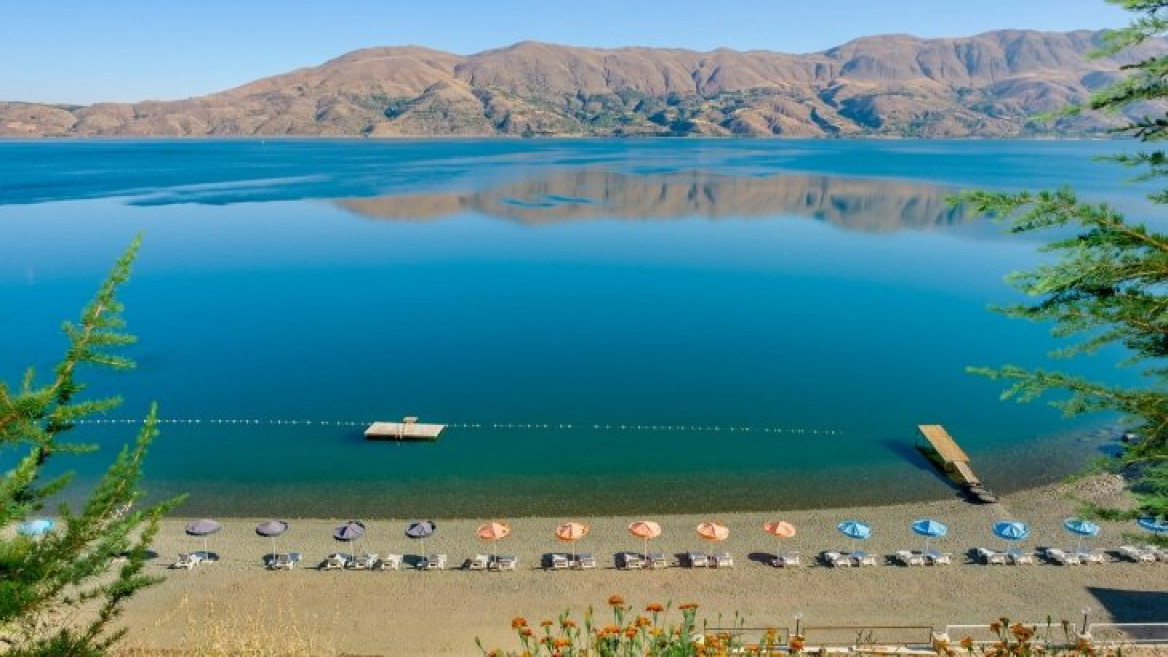 Hazar Gölü, tatilcileri bekliyor