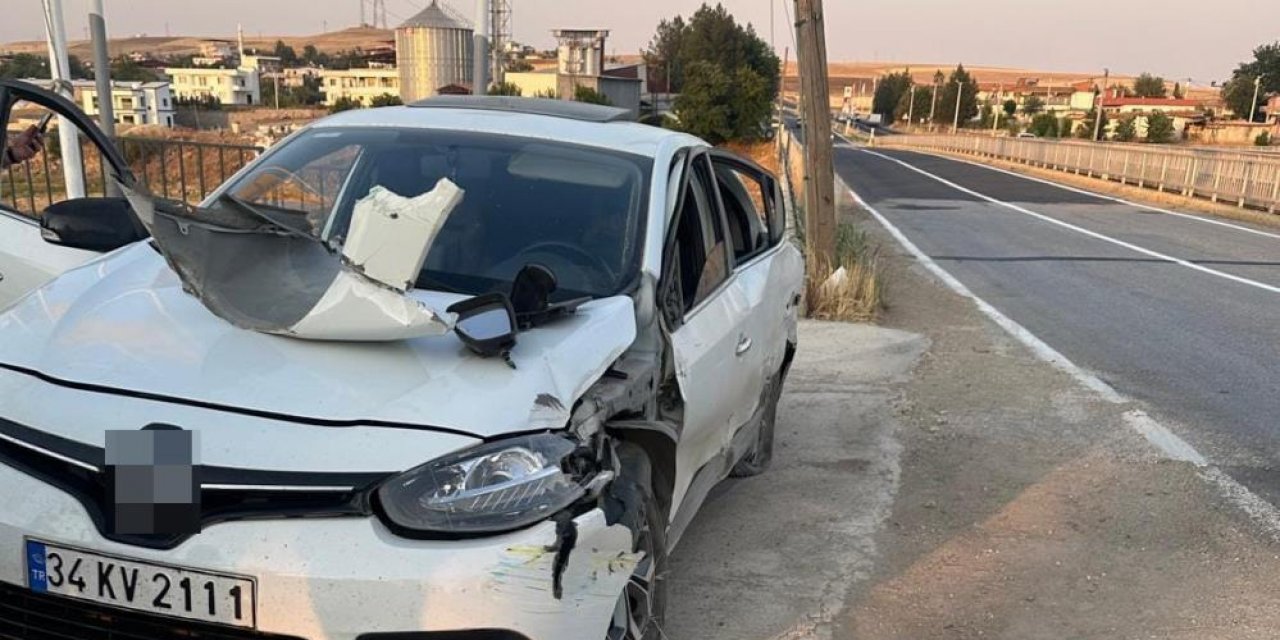Diyarbakır'da otomobil duvara çarptı: 3 yaralı
