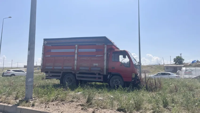 Minibüs ile kamyonet çarpıştı: 1 ölü, 14 yaralı