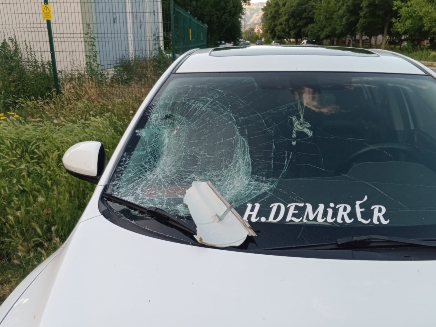 Sokak lambası aracın üzerine düştü