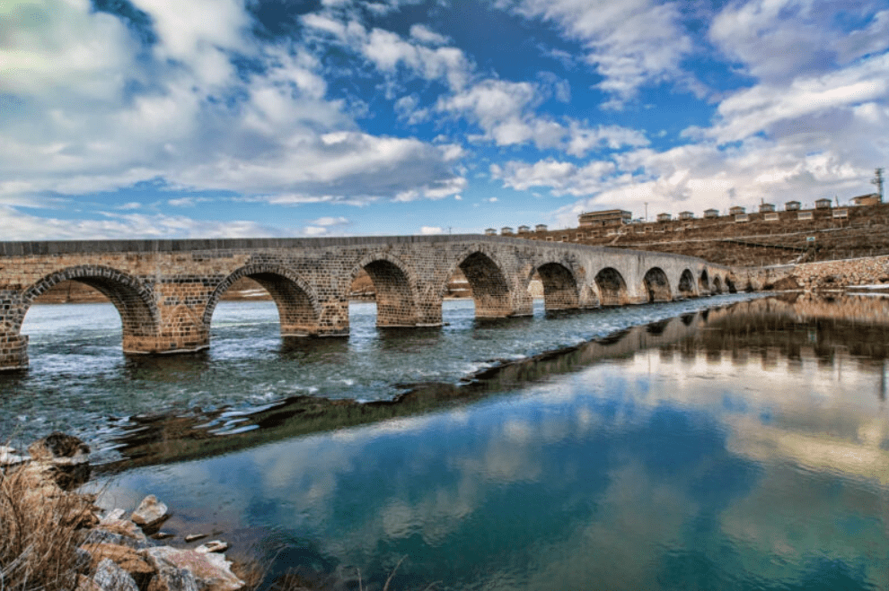 Tarihi Murat Köprüsü'nde bayram yoğunluğu