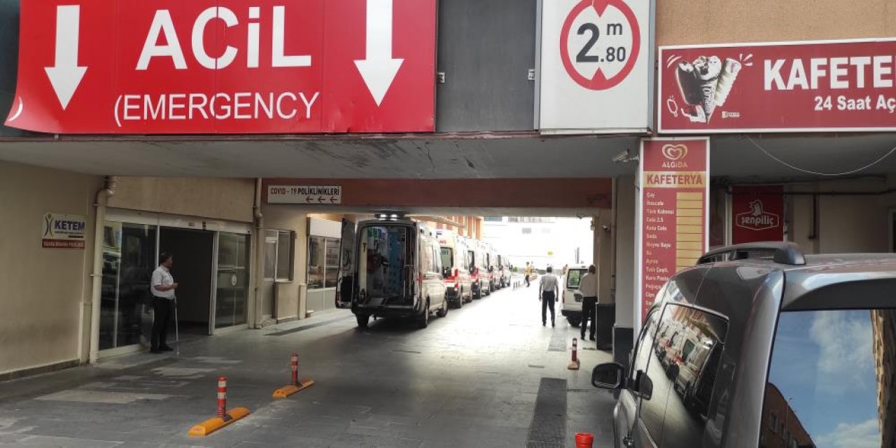 Otomobil motosiklete çarptı, 2 kişi yaralandı