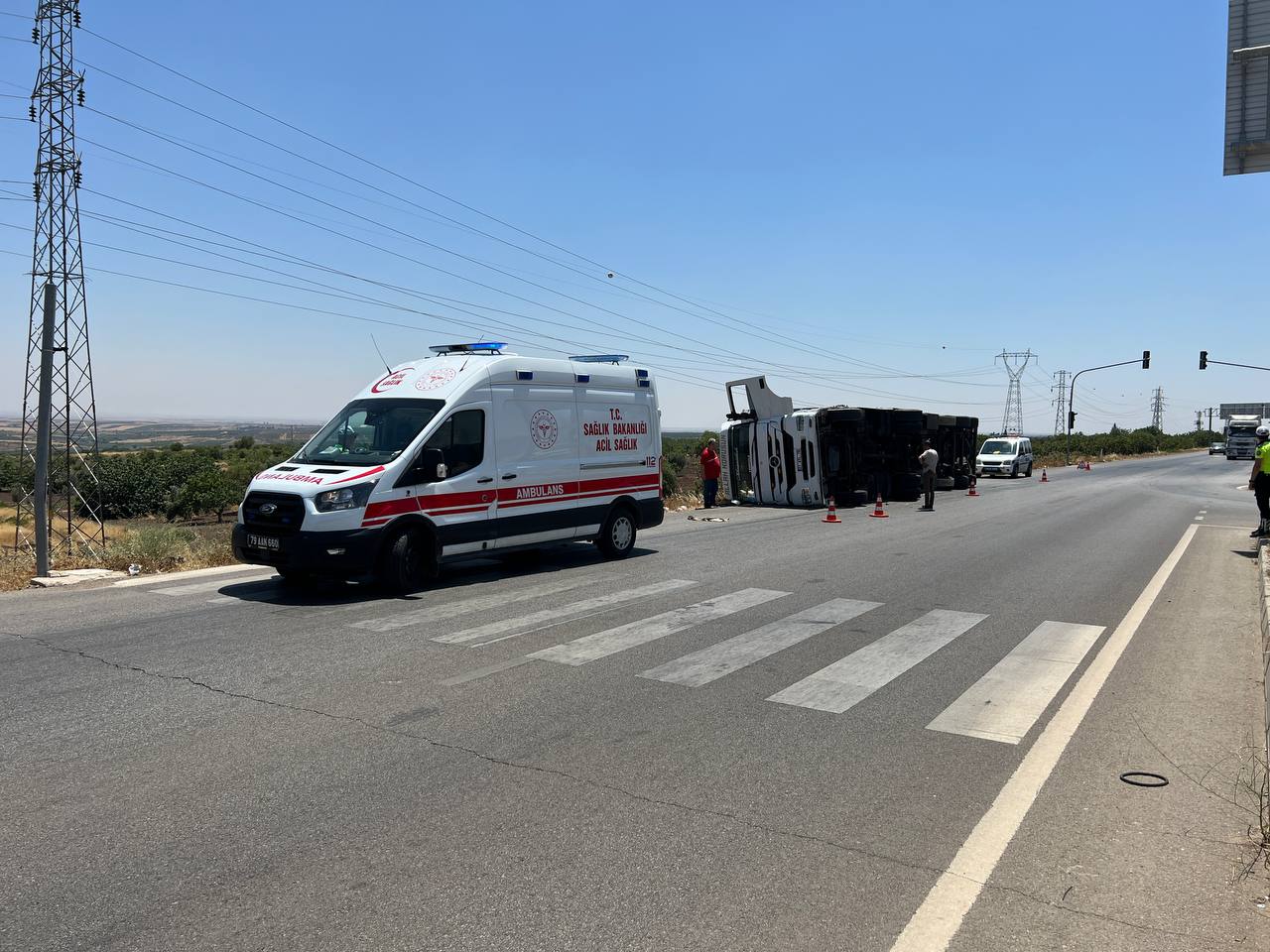 TIR devrildi, 2 kişi yaralandı