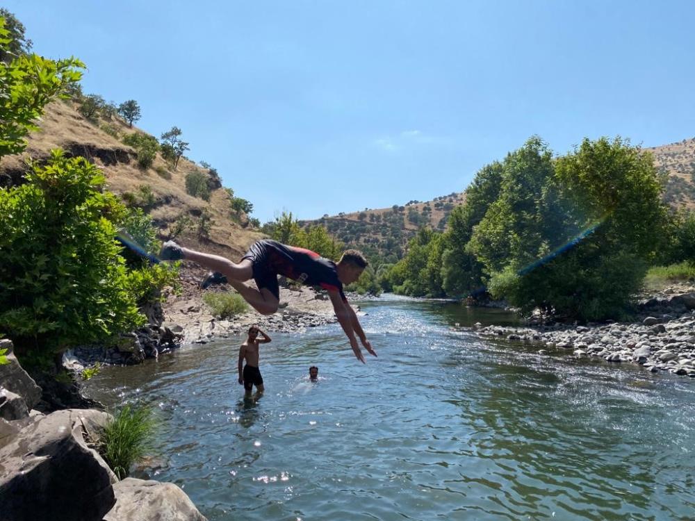 Sınırda sıcaktan bunalanlar Derecik’te serinliyor