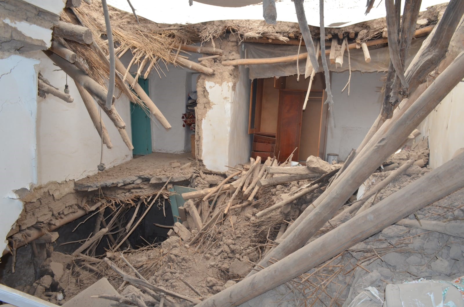 Tunceli’de 2 katlı kerpiç ev çöktü