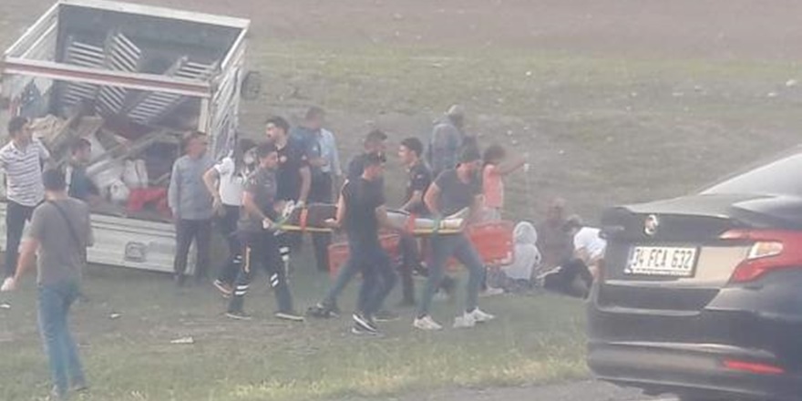 İşçileri taşıyan kamyonet ile otomobil çarpıştı: 12 yaralı