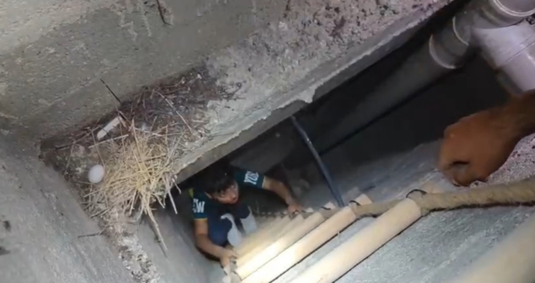 Havalandırma boşluğuna düşen çocuk kurtarıldı