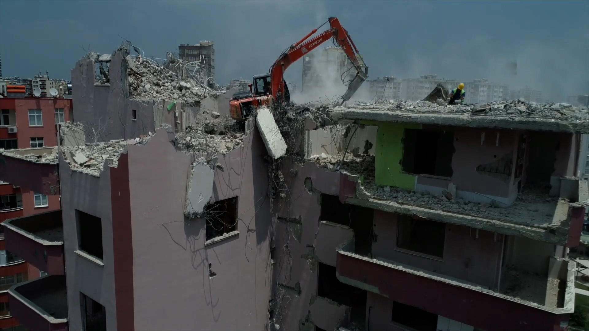 Depremde hasar gören binaların yıkımı sürüyor