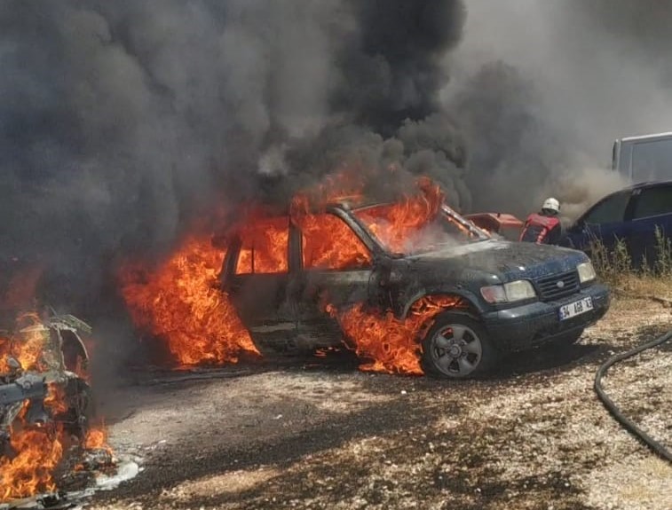 Ot yangını sebebiyle araçlar yanarak hasar gördü