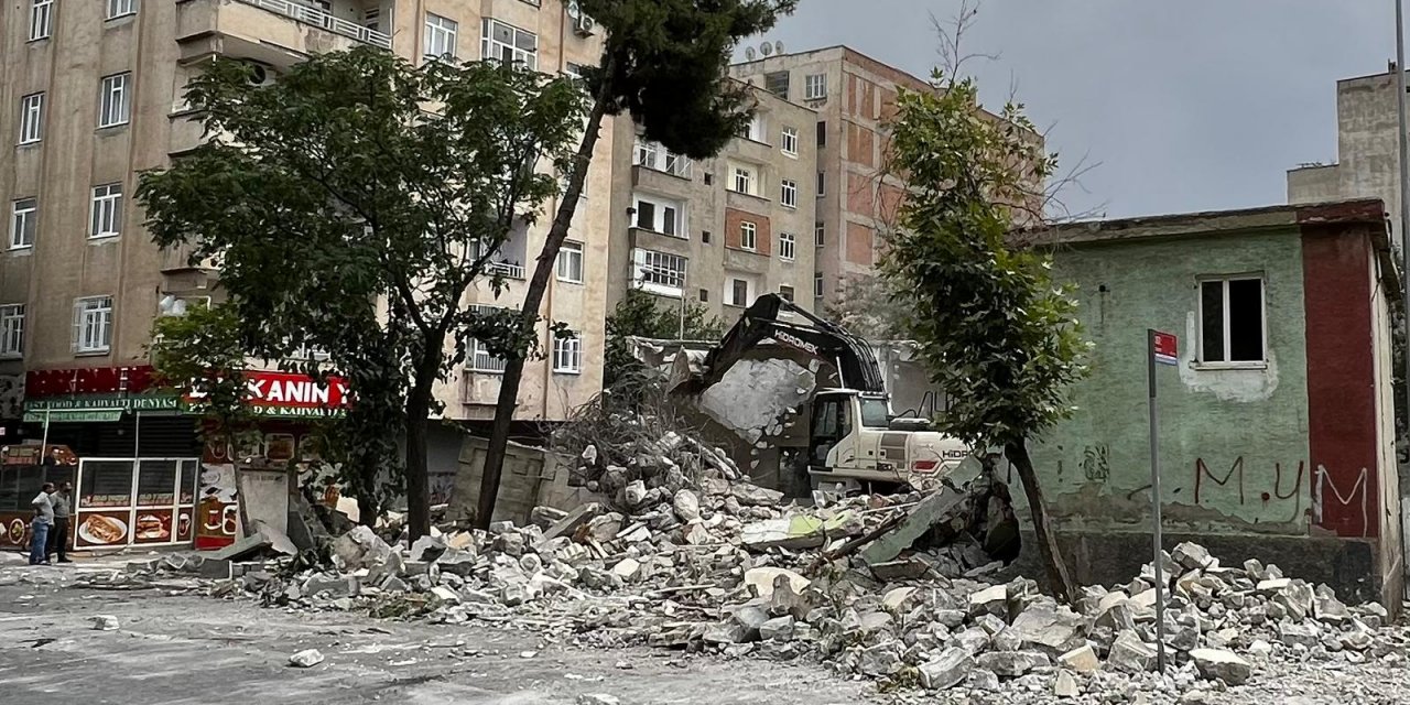 VİDEO - Hasarlı cami minaresine kontrollü yıkım