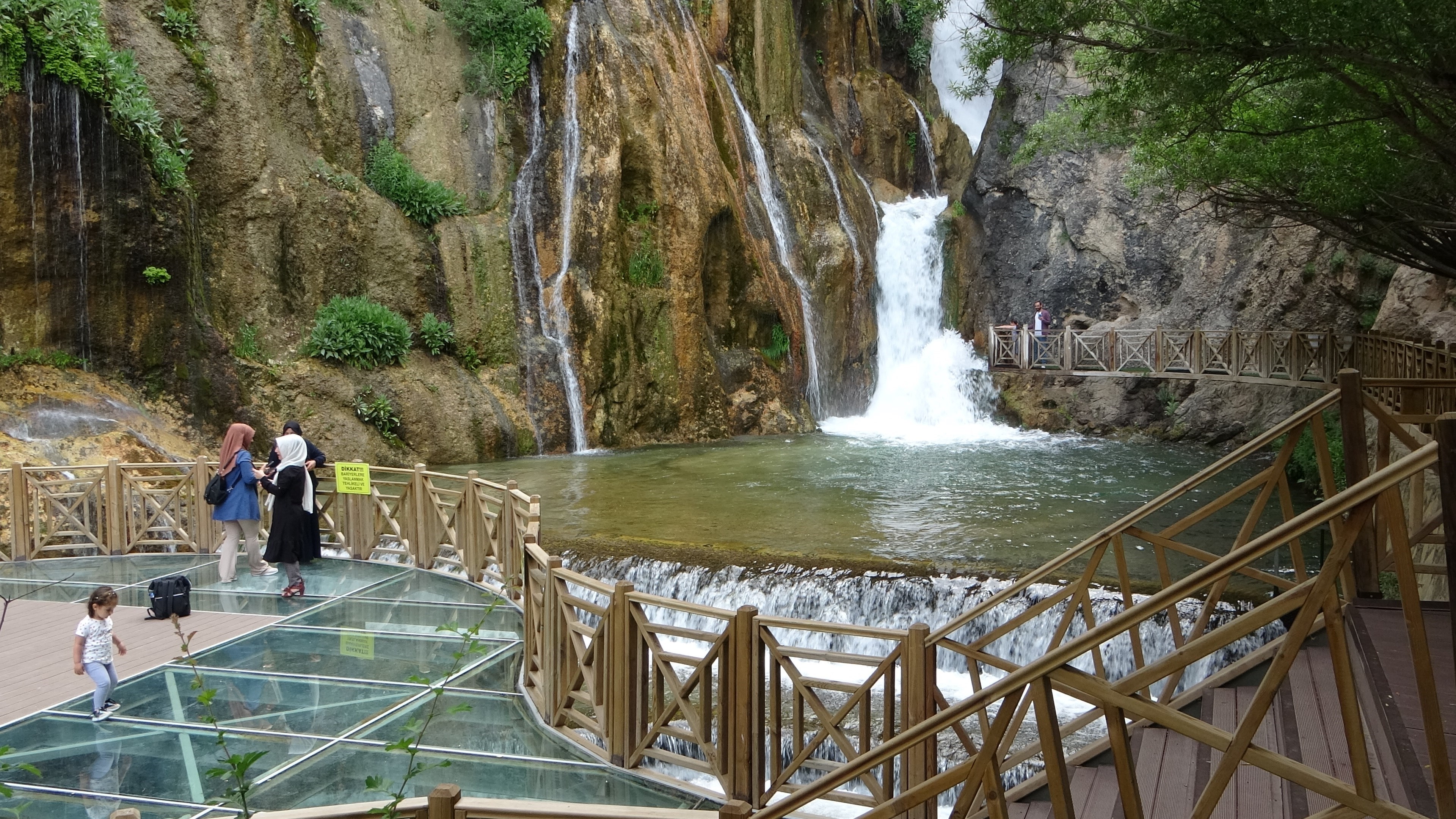 Günpınar Şelalesi ziyaretçi akınına uğruyor