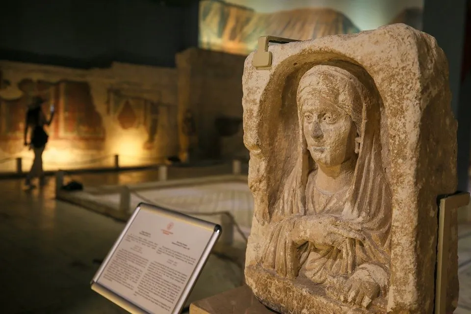 Zeugma’ya ait  mezar steli Türkiye'ye iade edildi