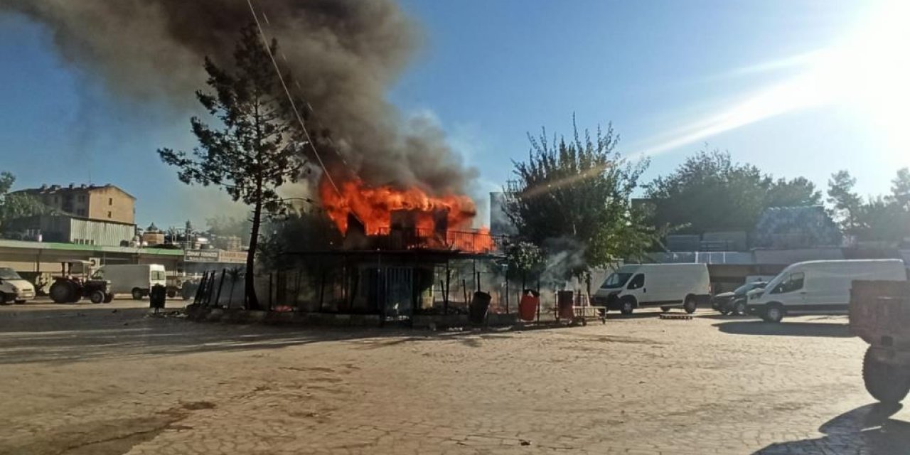 Diyarbakır'da güvenlik kulübesi alevlere teslim oldu