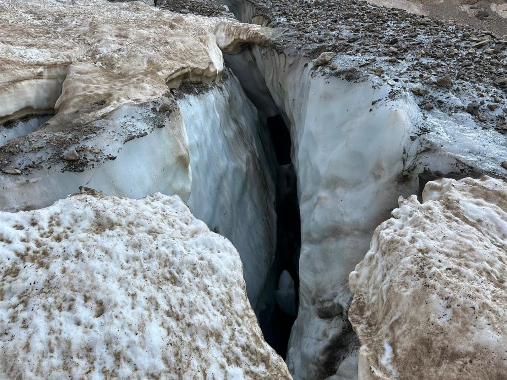 Cilo'da buzul kırıldı, 4 kişi oluşan çukura düştü