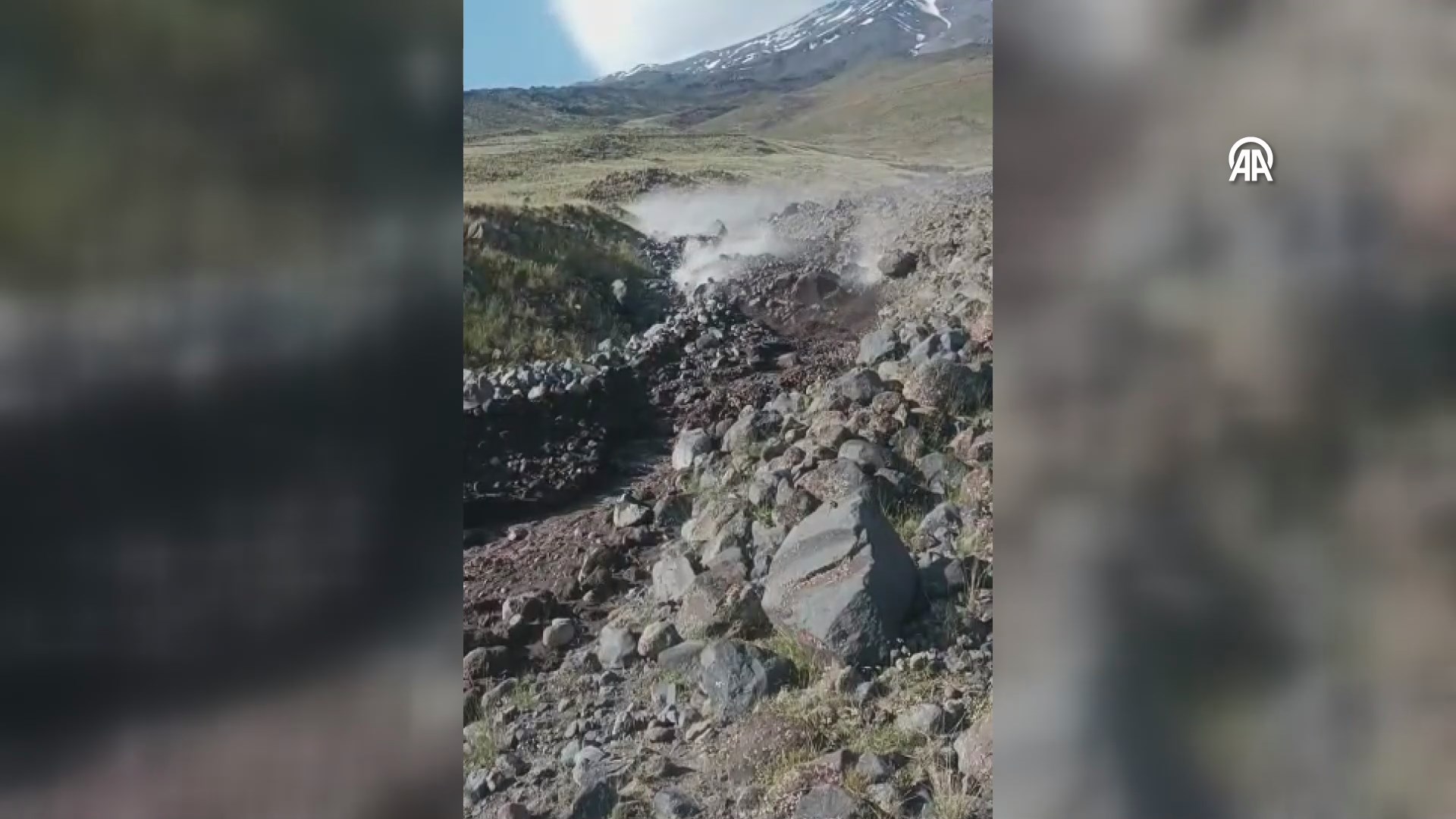 VİDEO - Ağrı Dağı'nın zirvesinde eriyen kar sele neden oldu