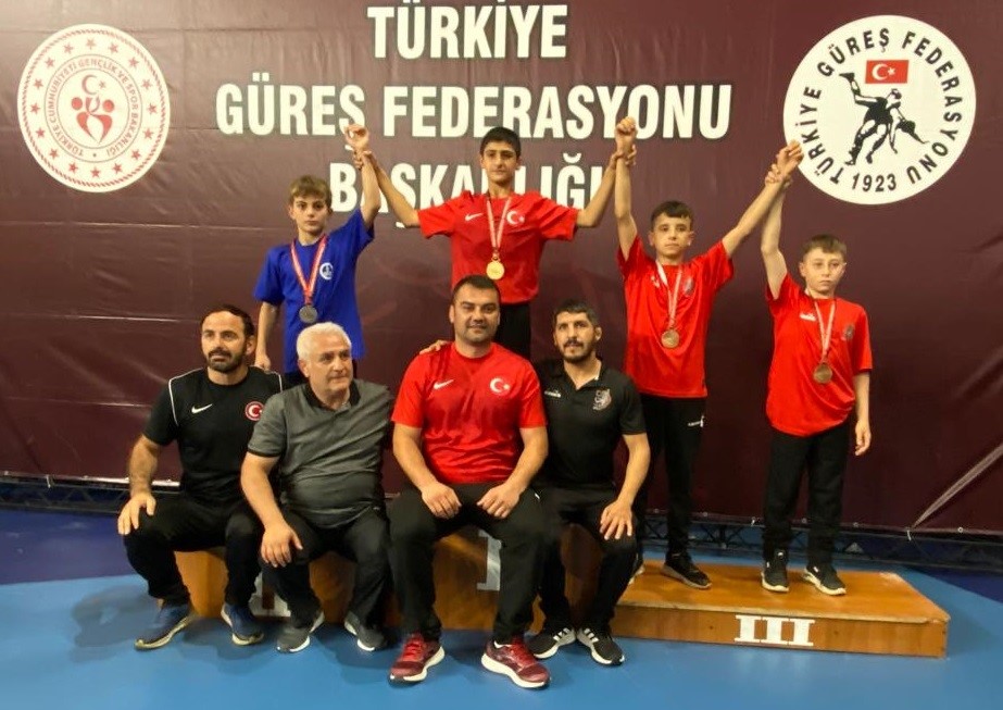 Erzurumlu güreşçilerin madalya sevinci