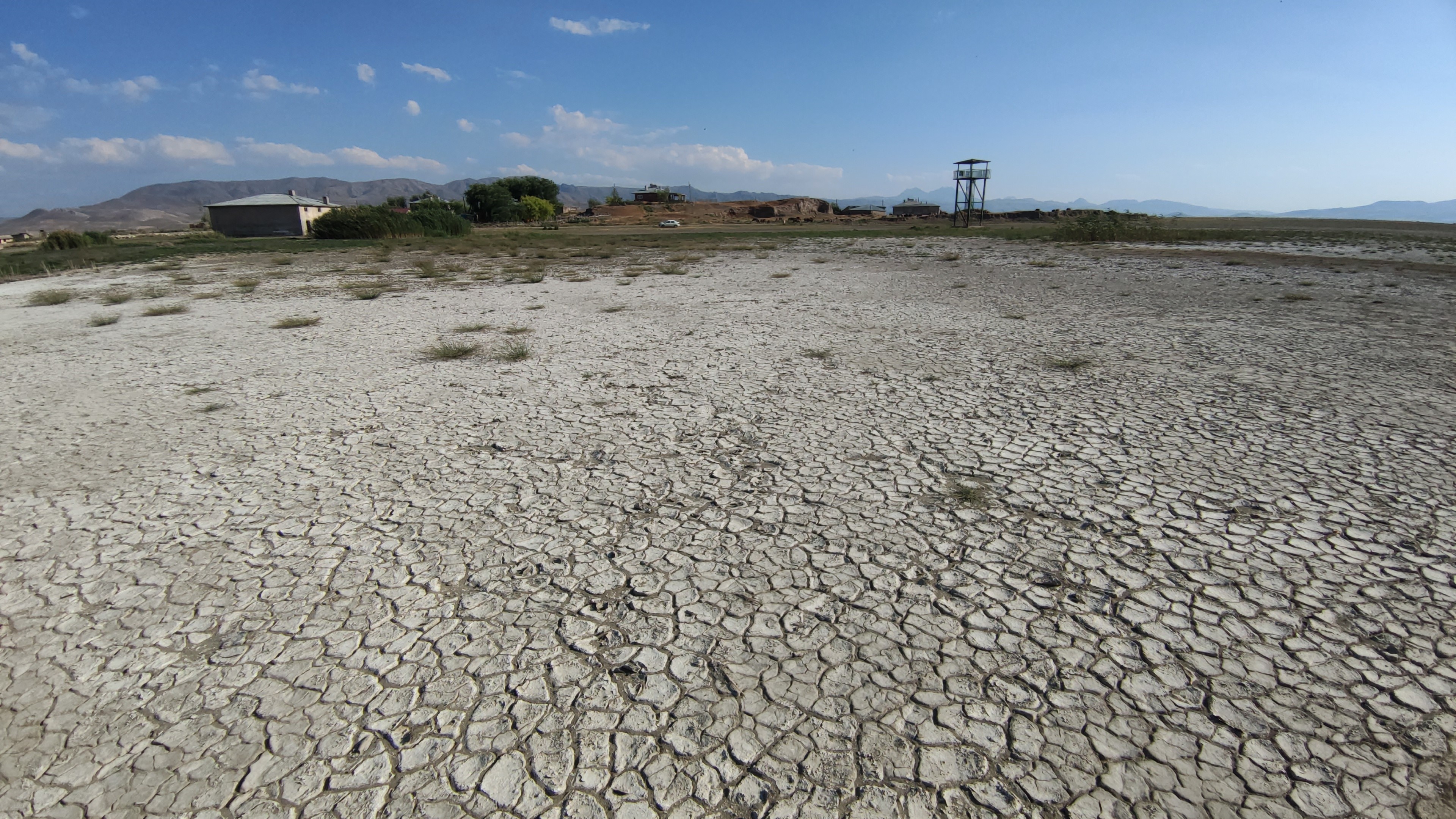 Erçek gölü su kaybı yaşıyor