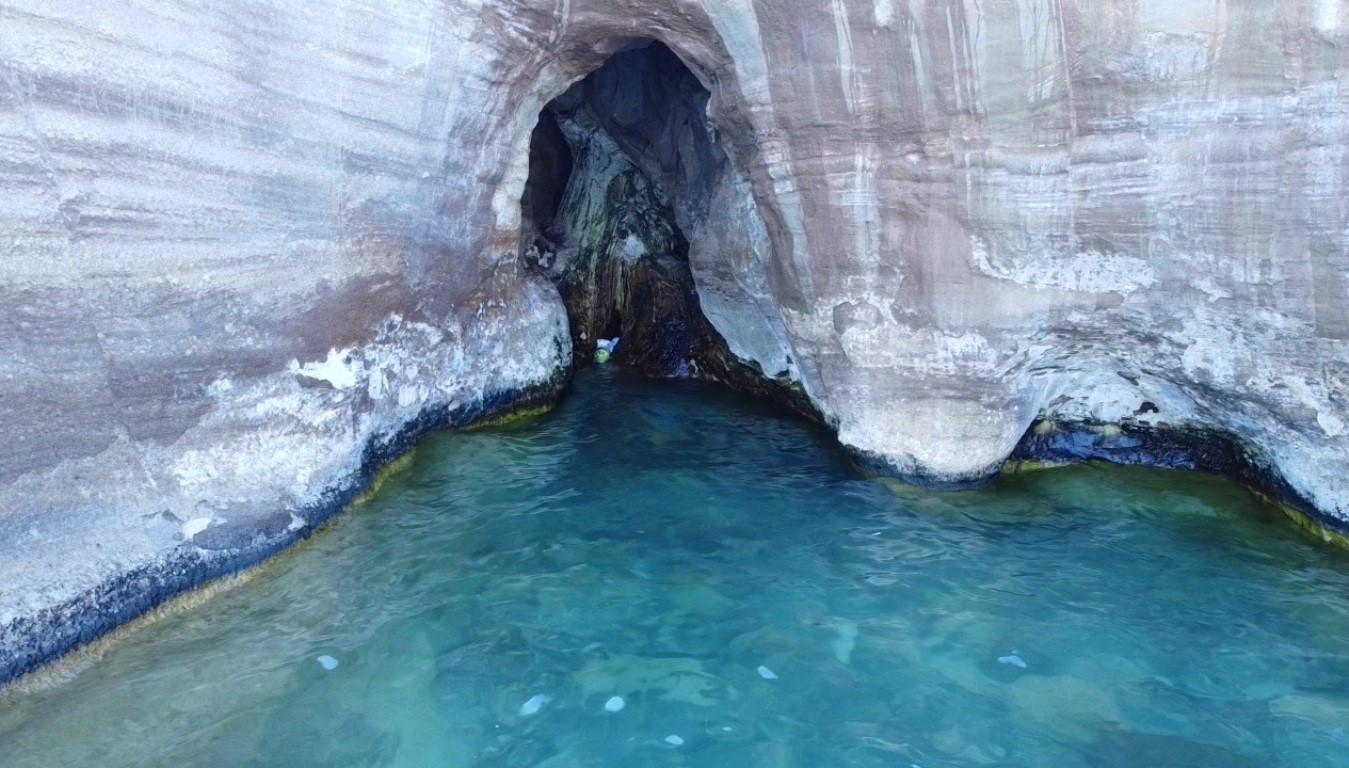 Van Gölü’nde yeni koy keşfediyorlar