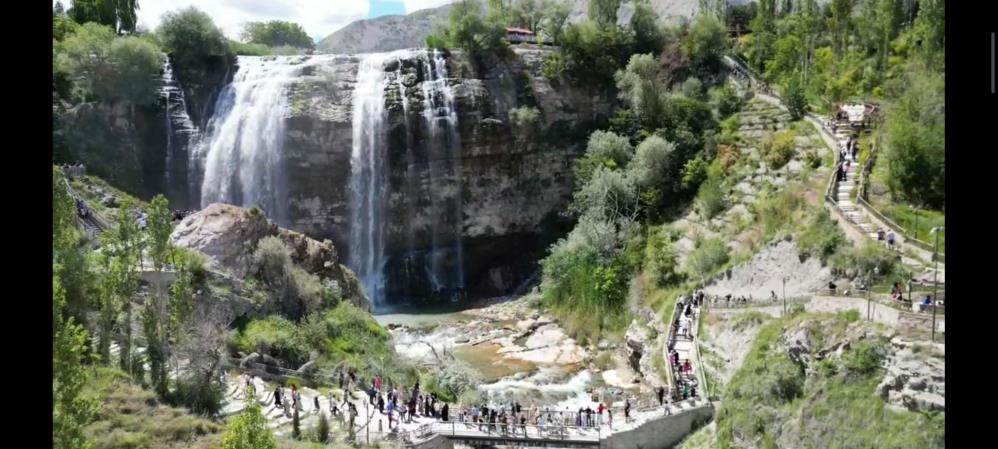Tortum şelalesine turist akını