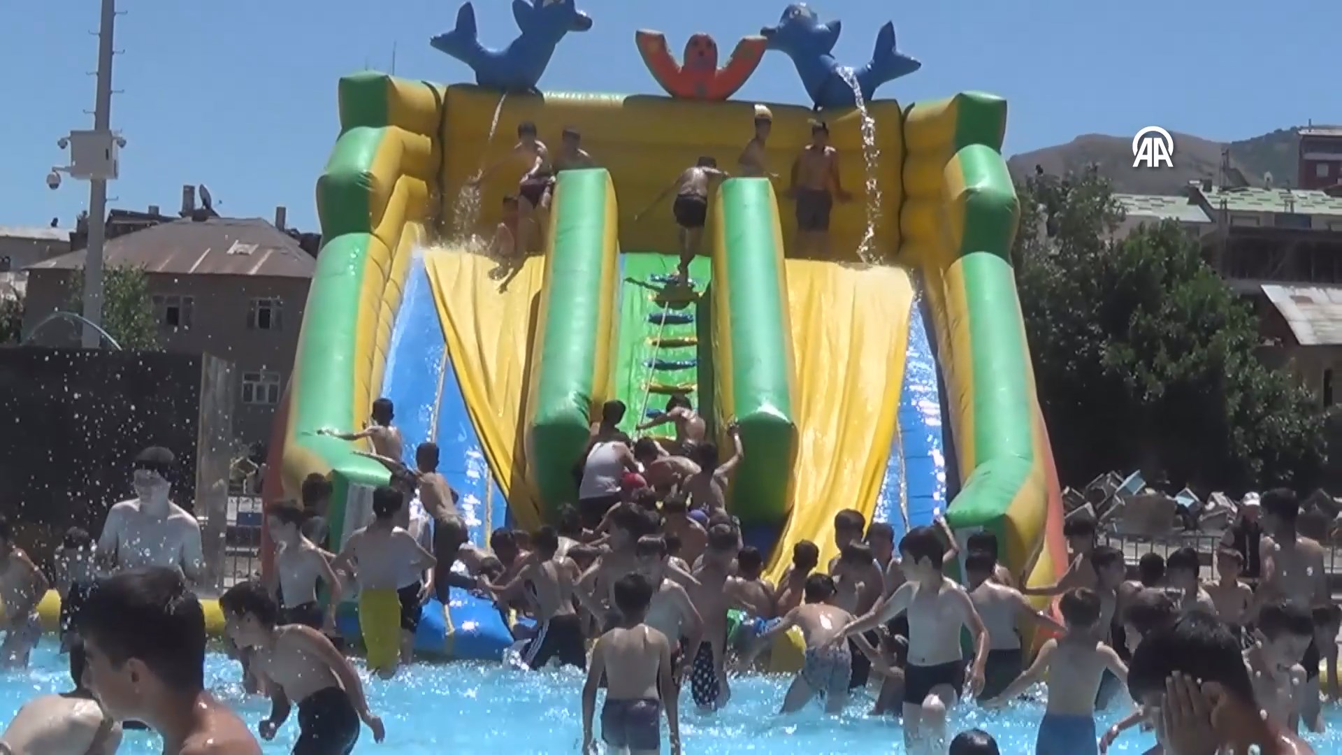 Aqua parkta yüzme öğreniyorlar