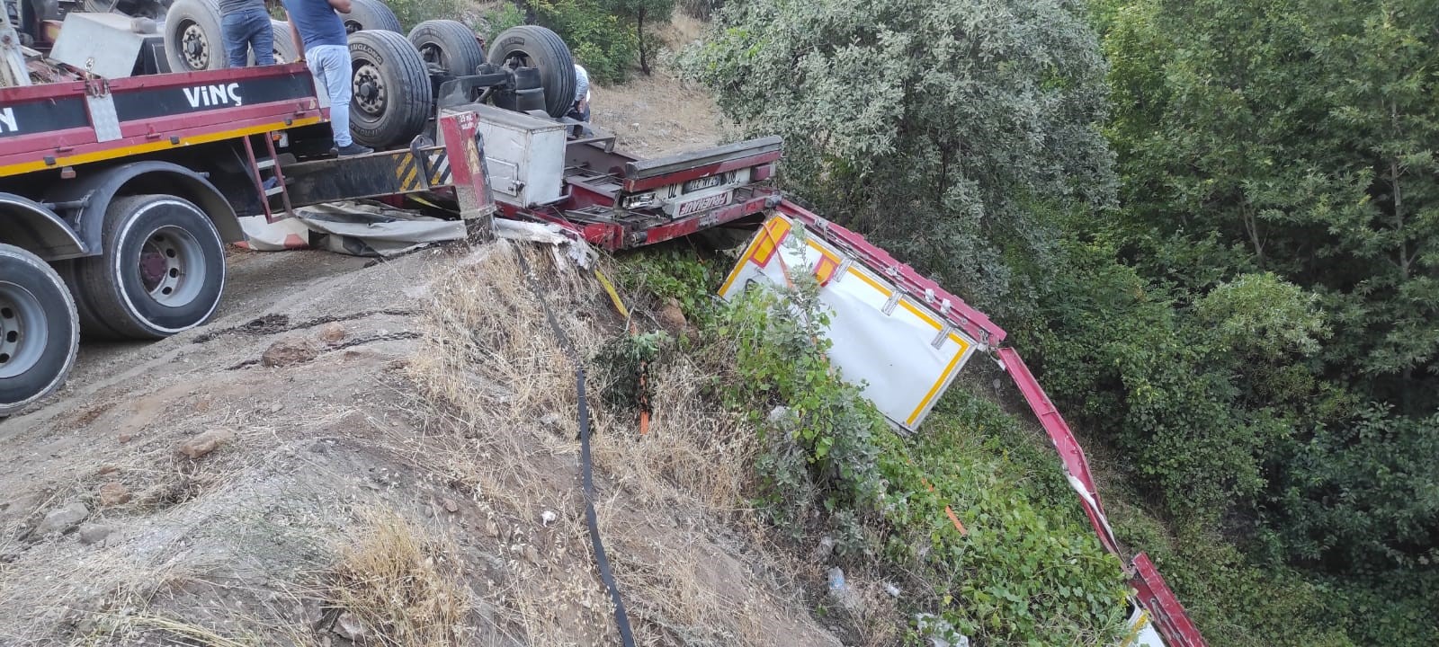 Kereste yüklü TIR uçuruma yuvarlandı
