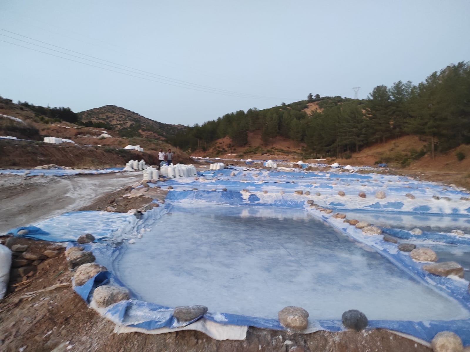 Dağdan akan tuzlu su geçim kaynağı oldu