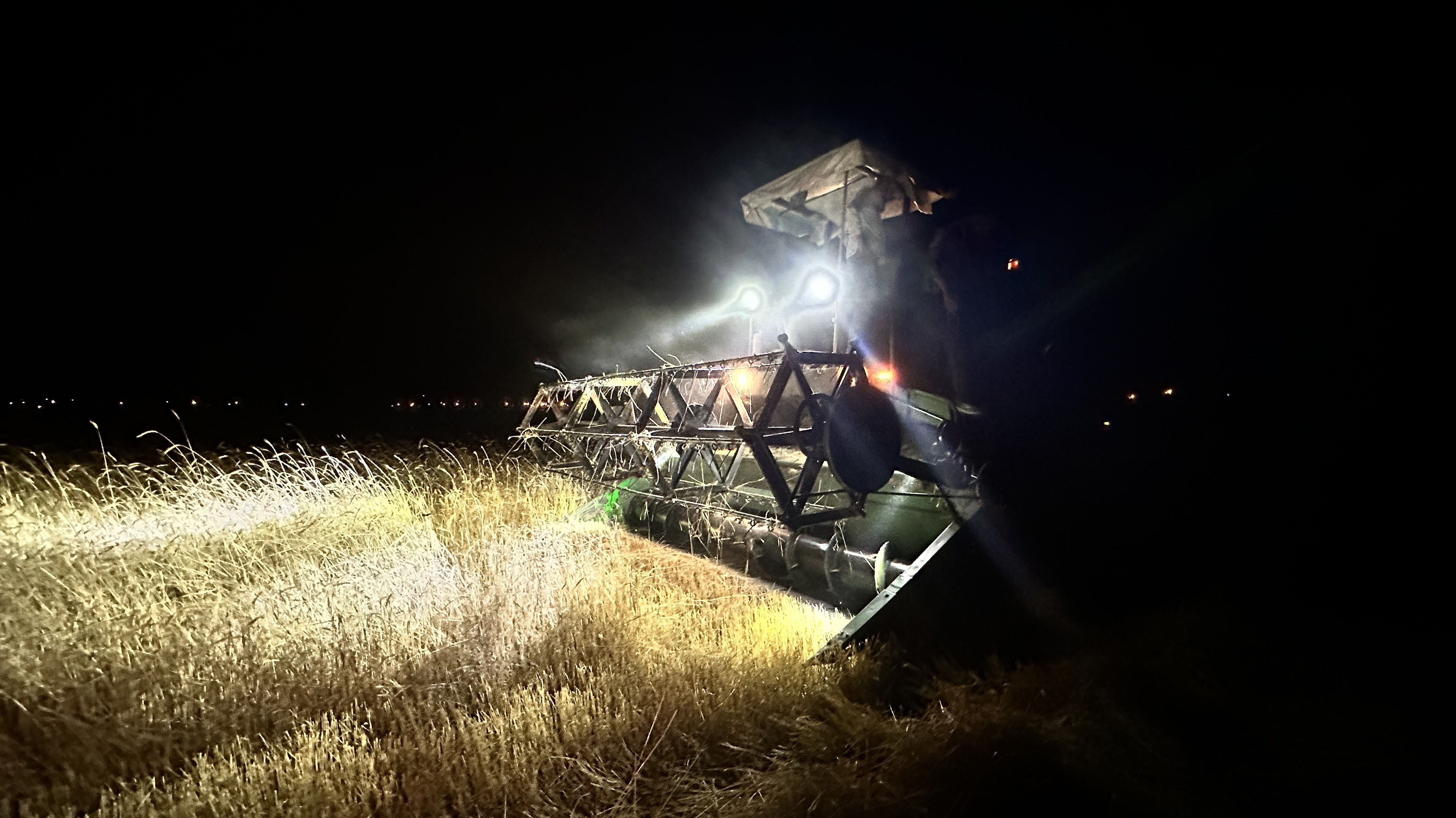 Çiftçiler, sıcak yüzünden gece çalışıyor