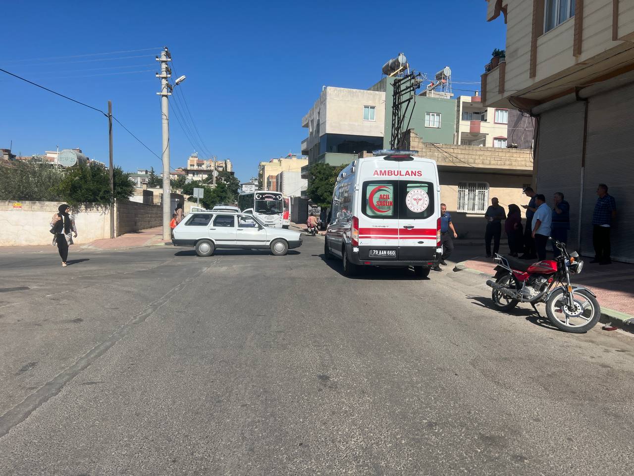 Otomobille çarpışan motosikletin sürücüsü yaralandı