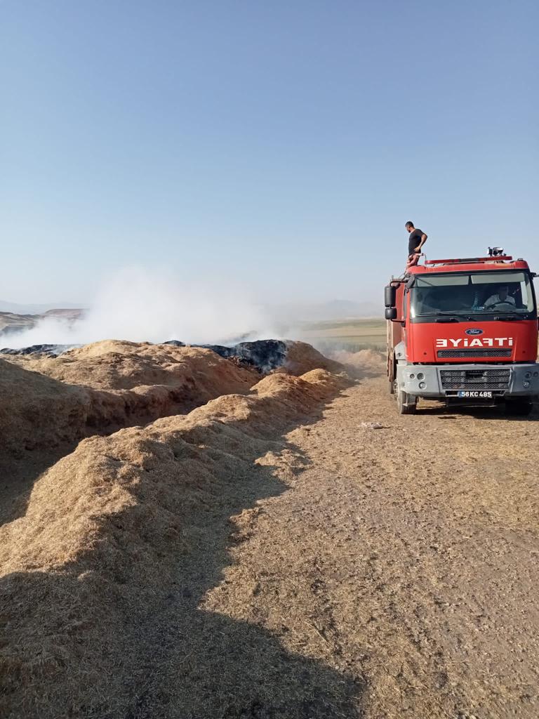 Yanan saman yığınları kısa sürede söndürüldü