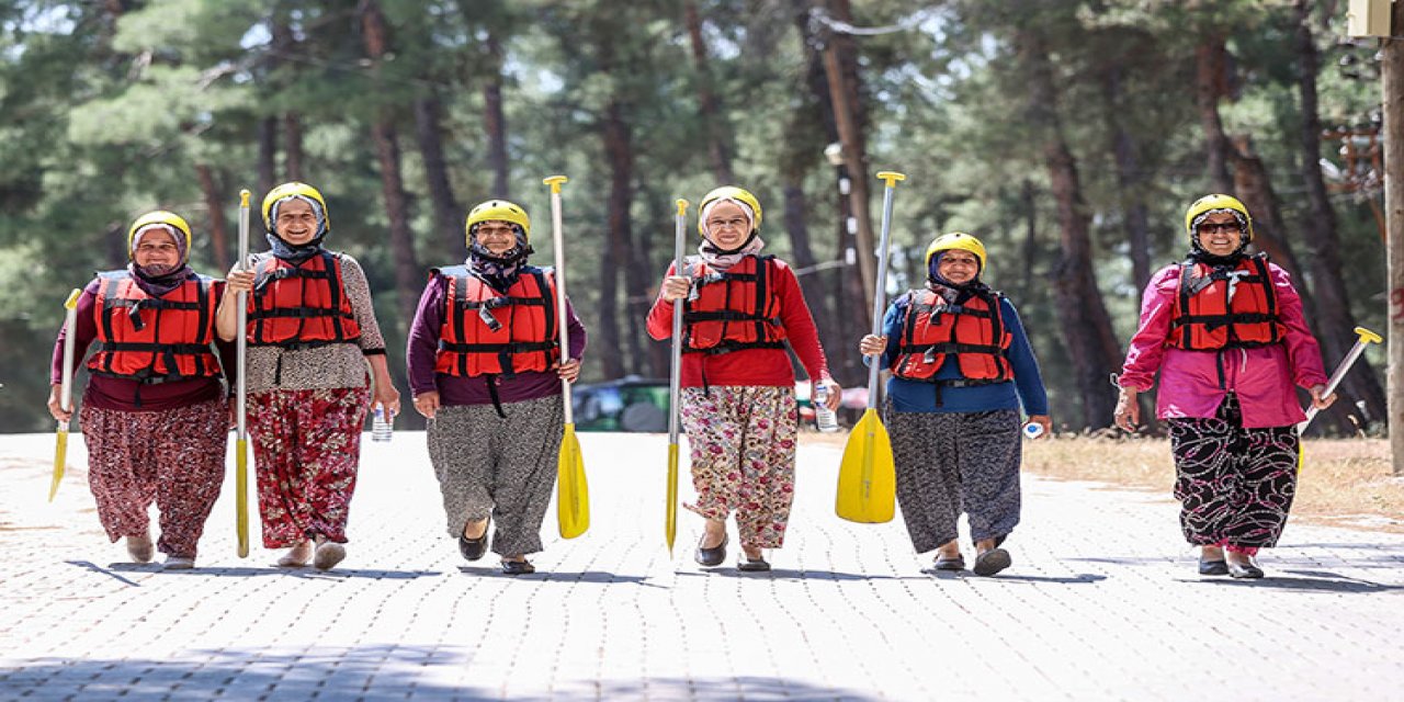 Bursalı kadınlar yöresel kıyafetleriyle rafting yaptı